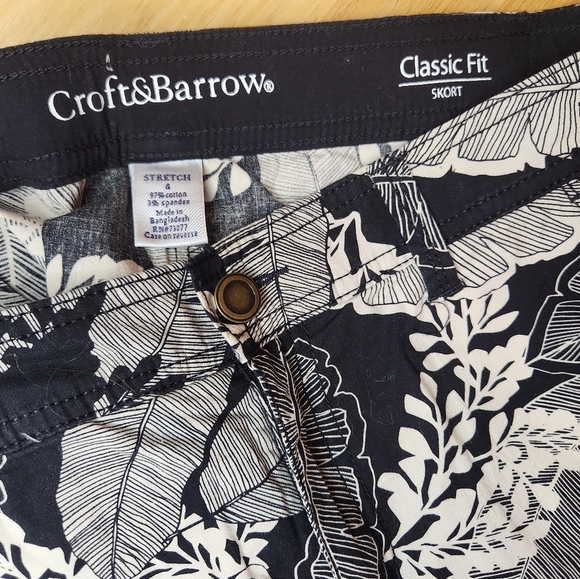 Croft & Barrow black and white leaf print classic fit skort size 4 stretch - Picture 2 of 10